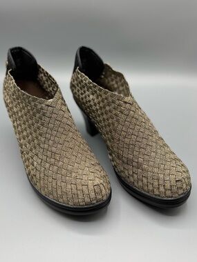 bernie mev. Chesca Metallic Gold Woven Pumps, size 38 EU